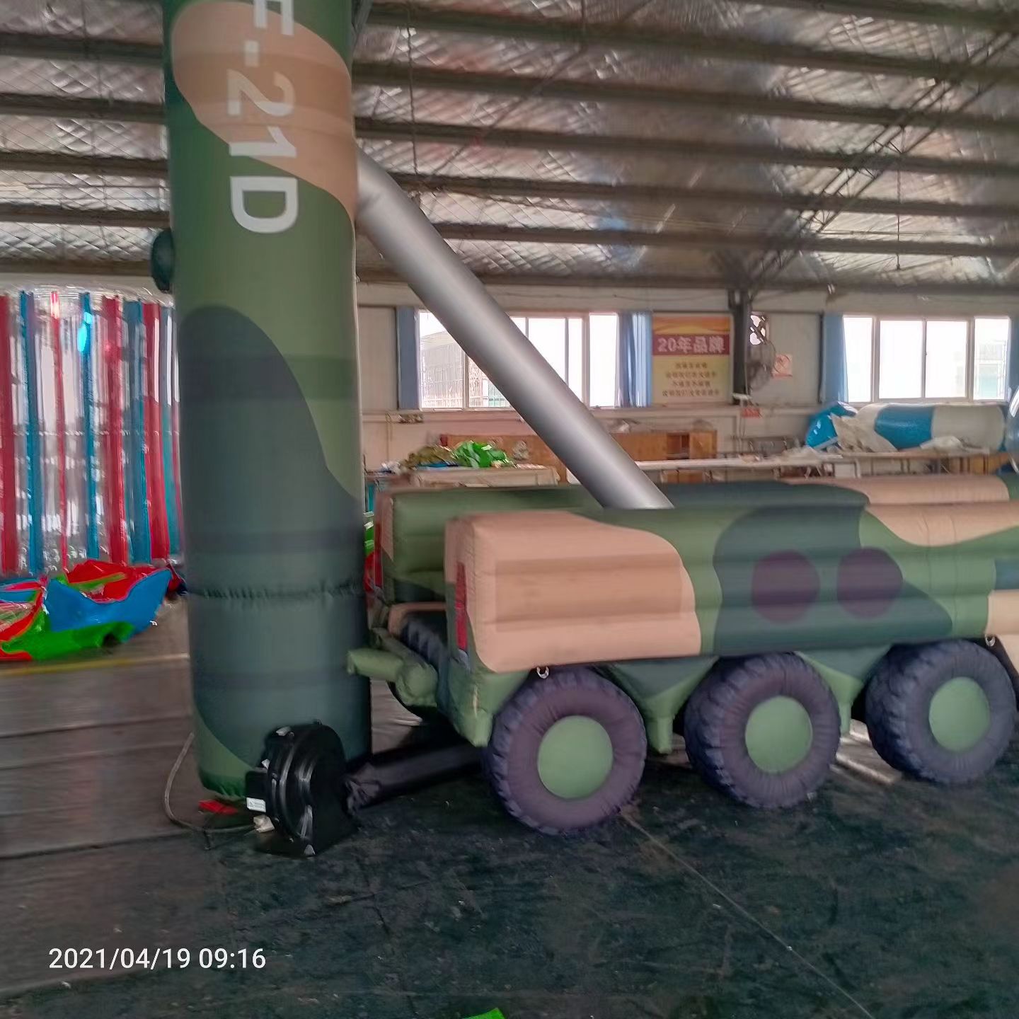 罗甸军事演习中的充气目标车辆：模拟发射车雷达车坦克飞机